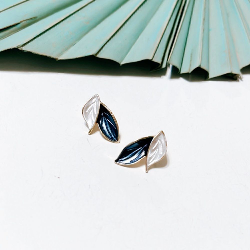 Leaf stud earrings S37
